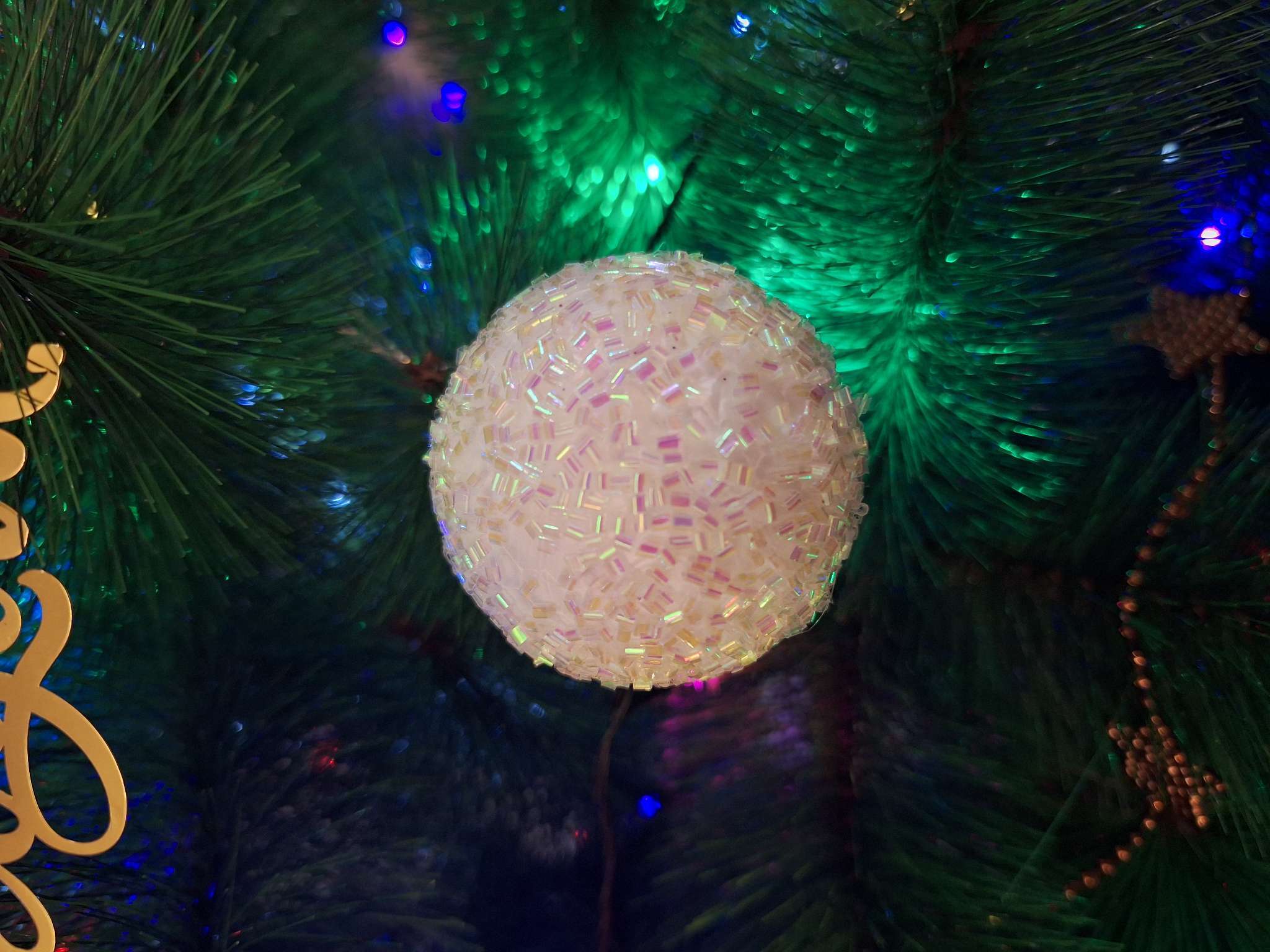 Фотография покупателя товара Ёлочные игрушки «Пушинка - бисер», шары новогодние, d=5.5 см, набор 6 шт., белый - Фото 8