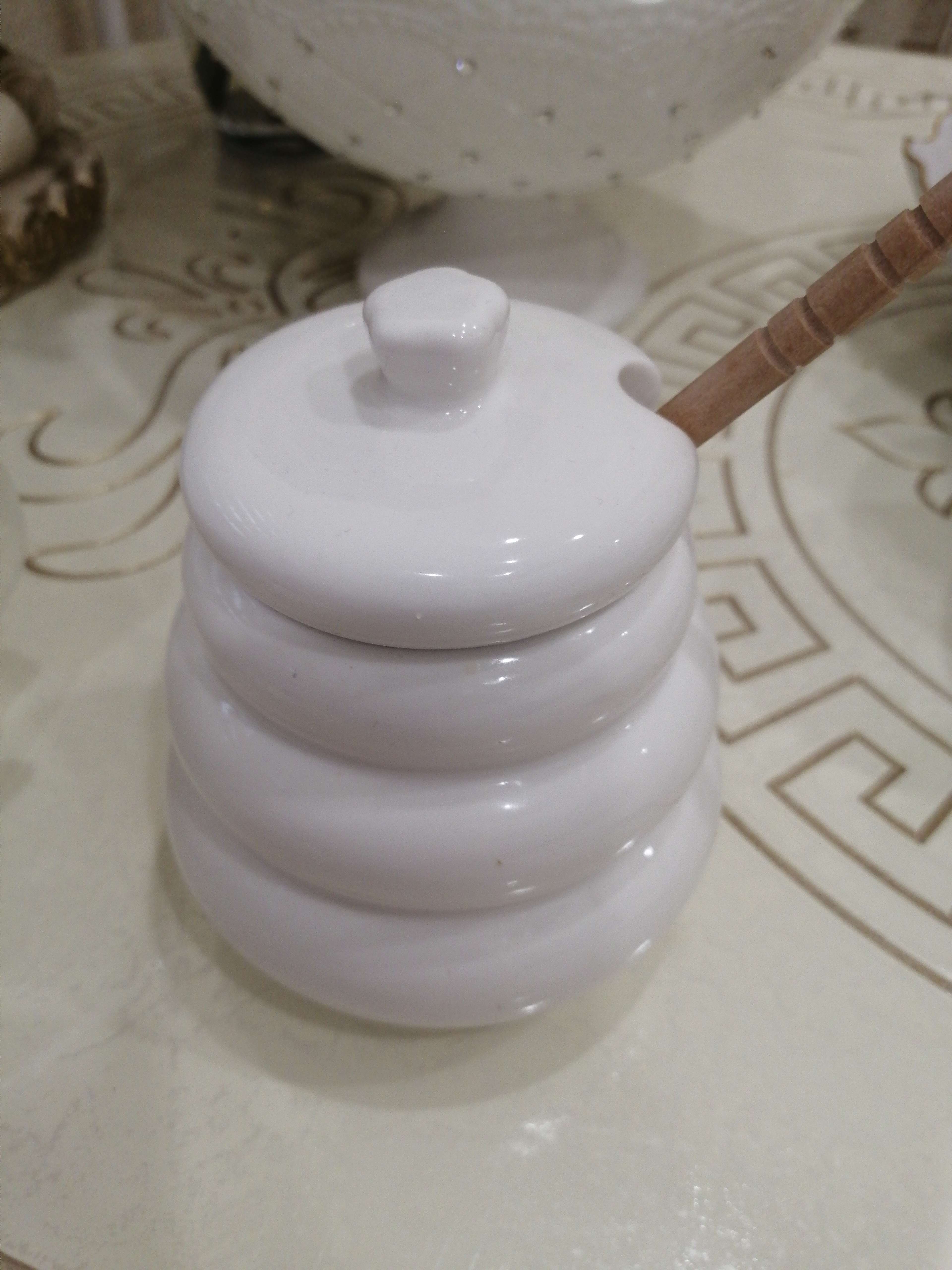 Фотография покупателя товара Ёмкость с ложкой фарфоровая для меда Доляна «Бочонок», 400 мл, цвет белый