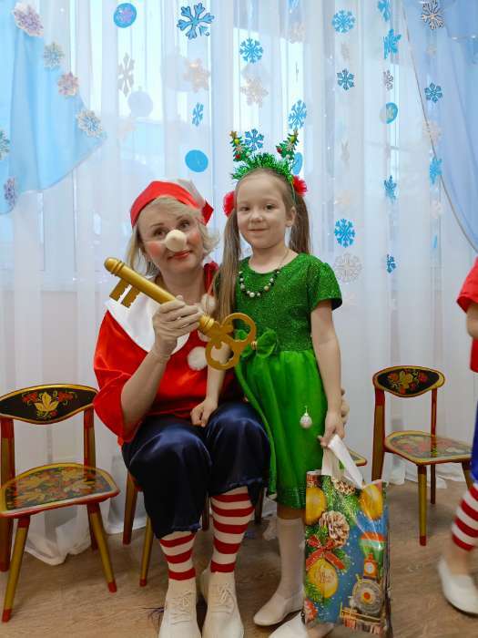 Фотография покупателя товара Пакет подарочный «Новогодний десерт», полиэтиленовый с петлевой ручкой, 28×35 см - Фото 2