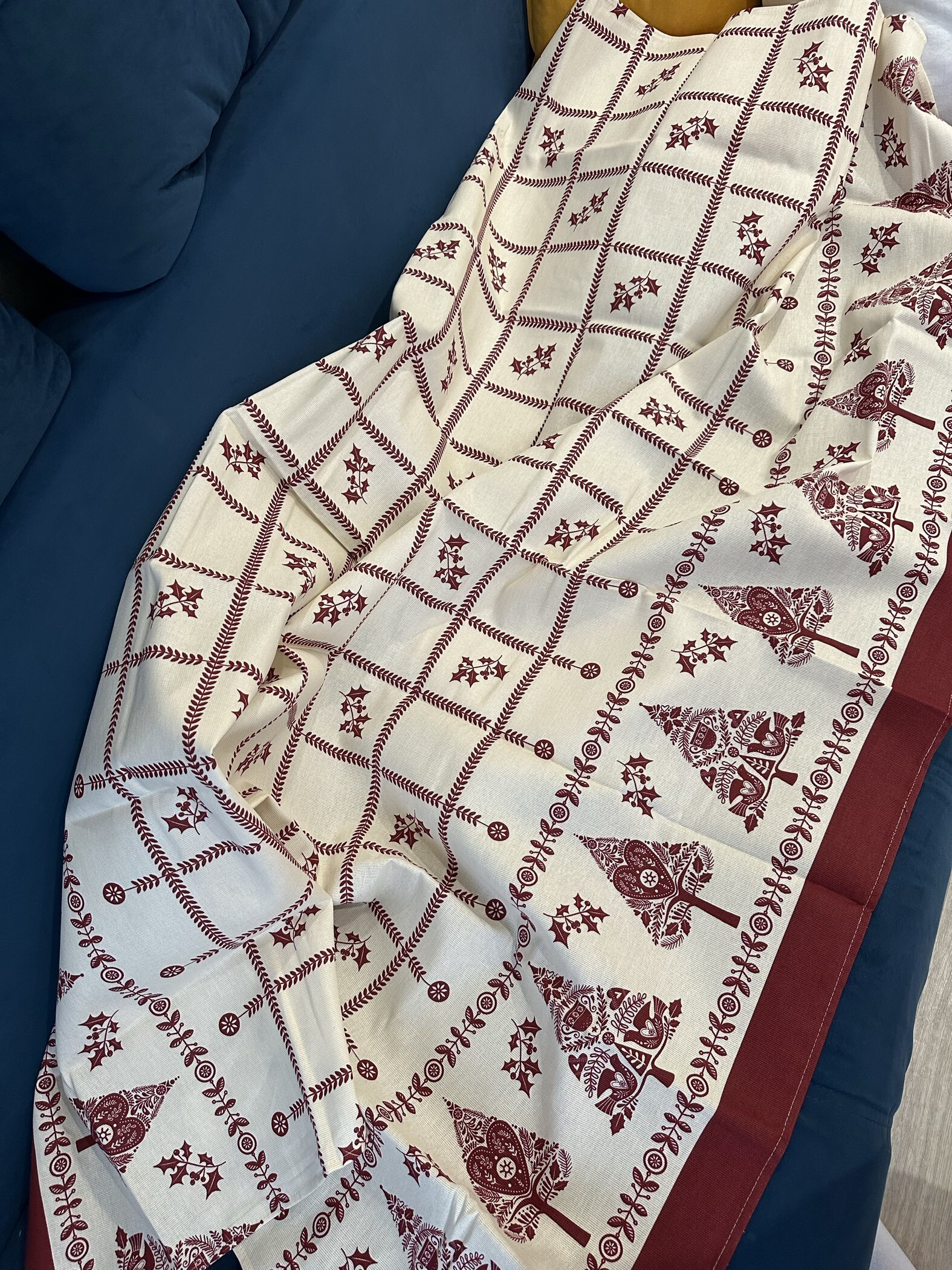 Фотография покупателя товара Скатерть новогодняя "Доляна" Merry Christmas 146х220+/- 3см, 100%хл, рогожка 164 г/м2 - Фото 1