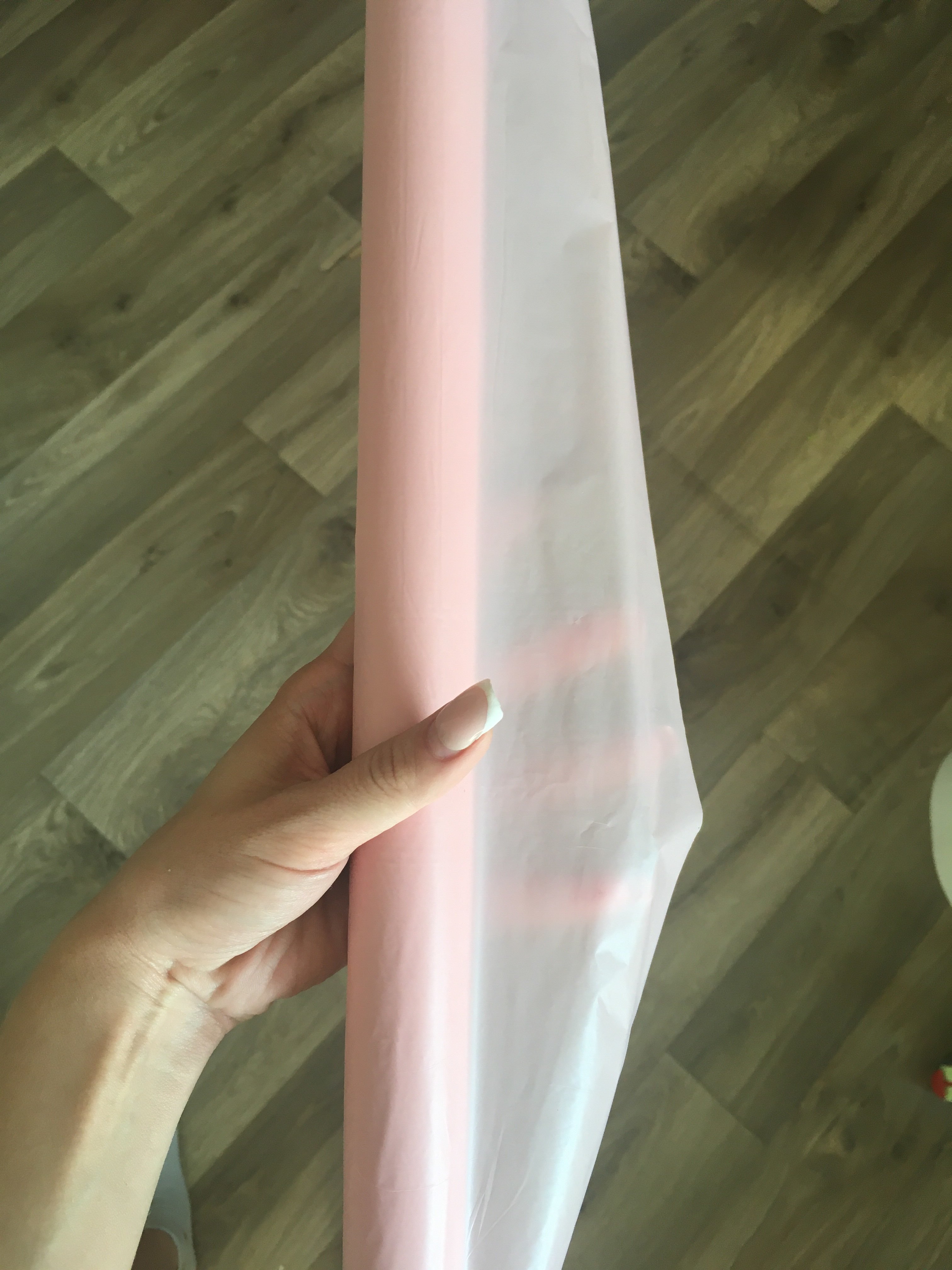 Фотография покупателя товара Плёнка для цветов упаковочная тишью влагостойкая «Нежно-розовый», 0.6 x 8 м, 30мкм - Фото 3