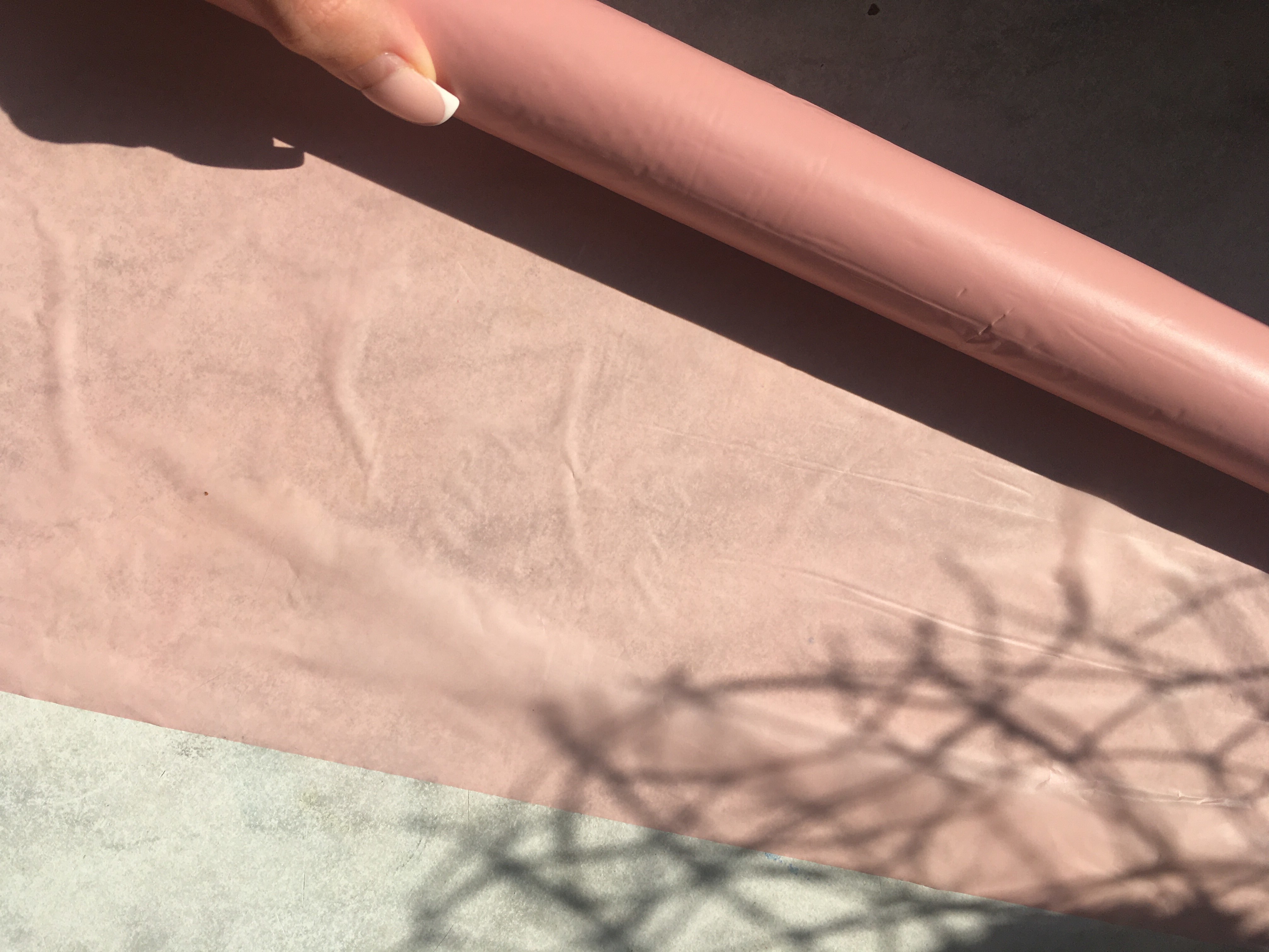 Фотография покупателя товара Плёнка для цветов упаковочная тишью влагостойкая «Нежно-розовый», 0.6 x 8 м, 30мкм - Фото 2