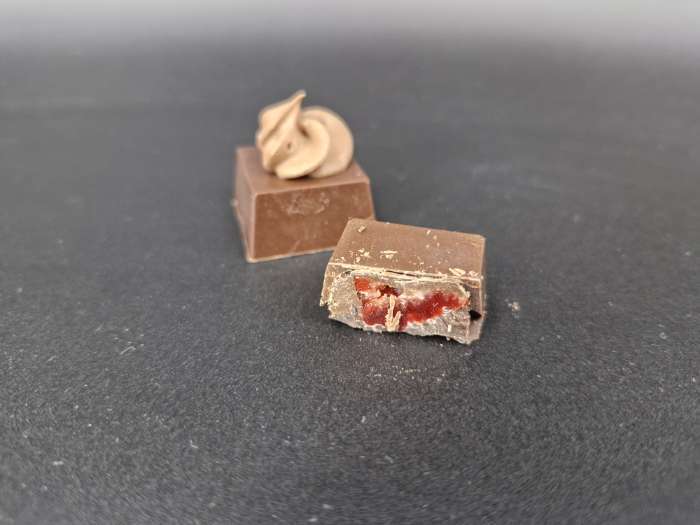 Фотография покупателя товара Форма для конфет и шоколада «Кубики», 20×12×2.5 см, 18 ячеек 2.5×1 см, прозрачная - Фото 1