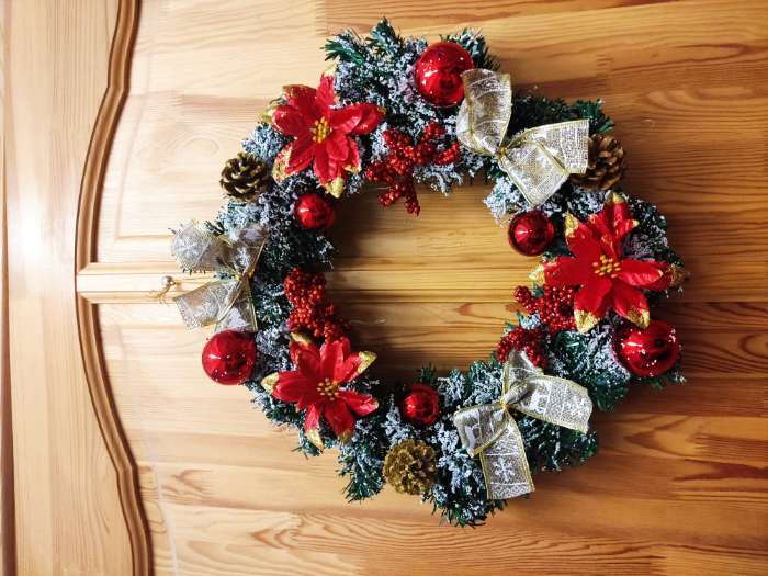 Фотография покупателя товара Венок новогодний d=36 см «Зимнее волшебство. Шишки», с красными цветами - Фото 3