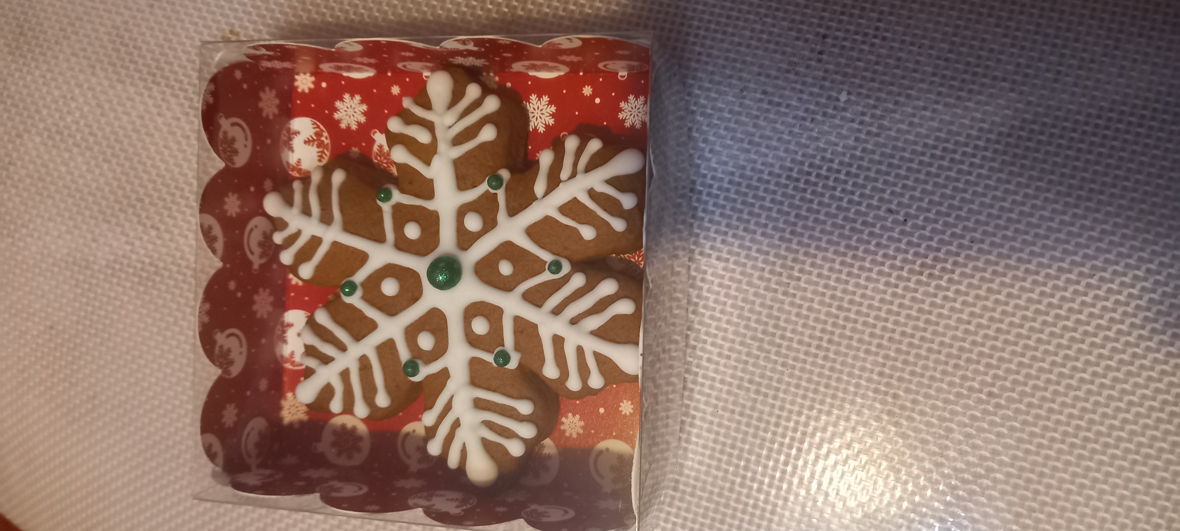 Фотография покупателя товара Коробка для печенья «Сундучок с подарками», 9×9×3 см, Новый год - Фото 4