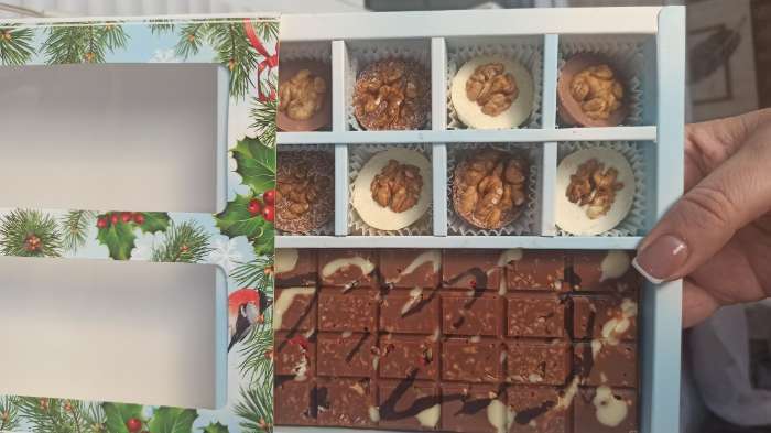 Фотография покупателя товара Коробка под 8 конфет и шоколад, с окном «Новогодние подарки», 17.7×17.8×3.8 см - Фото 3