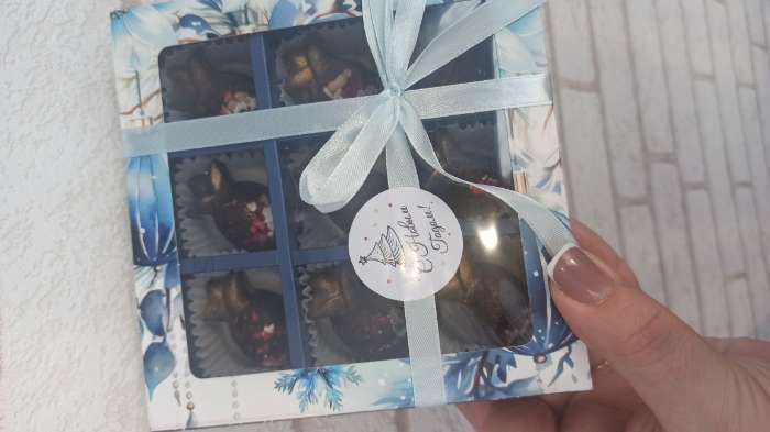 Фотография покупателя товара Коробка под 9 конфет новогодняя «Мир полон чудес», 13.5×13.5×3.5 - Фото 4