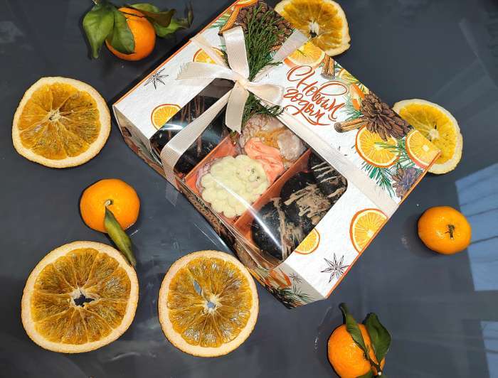 Фотография покупателя товара Коробка для 3 эклеров подарочная, кондитерская новогодняя упаковка «С Новым годом», 20×15×6 см - Фото 1