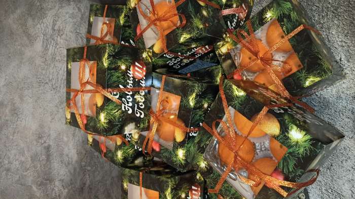 Фотография покупателя товара Коробка для 4 капкейков с окном, кондитерская новогодняя упаковка «С Новым годом», 16×16×10 см - Фото 1