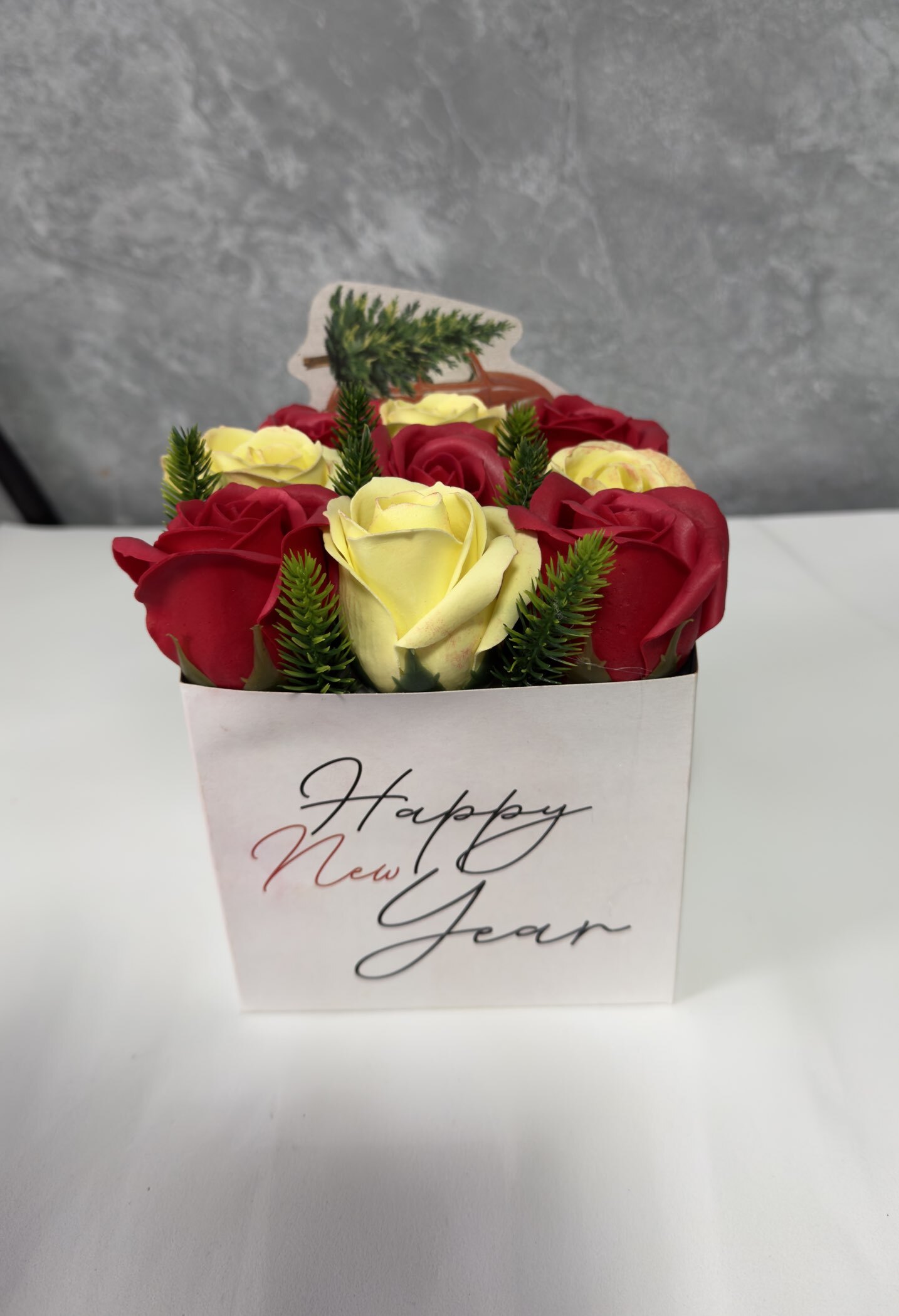 Фотография покупателя товара Коробка новогодняя для мини-букетов «Happy New Year», 12 х 17 х 10 см, Новый год - Фото 1
