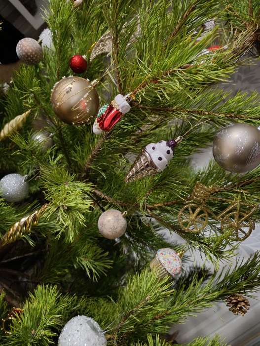 Фотография покупателя товара Ёлочные игрушки «Зимняя листва», шары новогодние, d=10 см, набор 4 шт., серебристый/золотистый - Фото 2