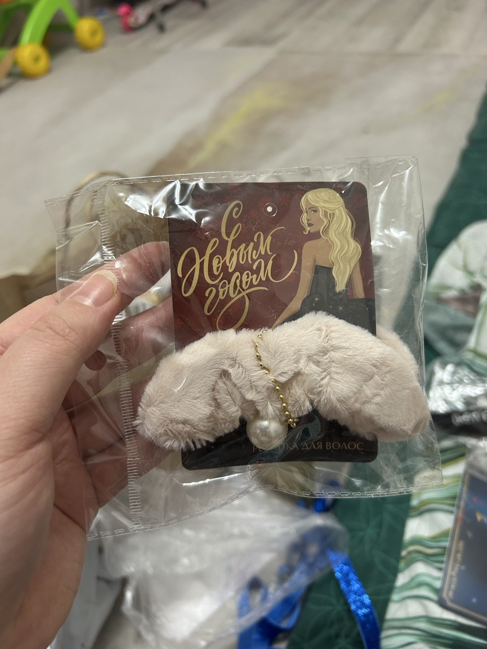 Фотография покупателя товара Резинка для волос пушистая новогодняя «Сияй», 7.7×11 см - Фото 1