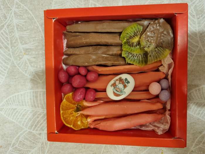 Фотография покупателя товара Коробка под 8 конфет и шоколад «С Новым годом!», 17.5×17.5×3.5 см - Фото 6