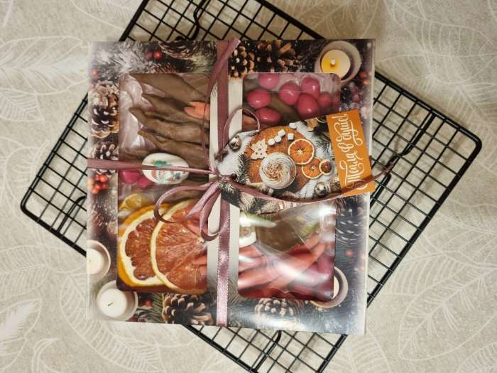 Фотография покупателя товара Коробка под 8 конфет и шоколад «С Новым годом!», 17.5×17.5×3.5 см - Фото 2