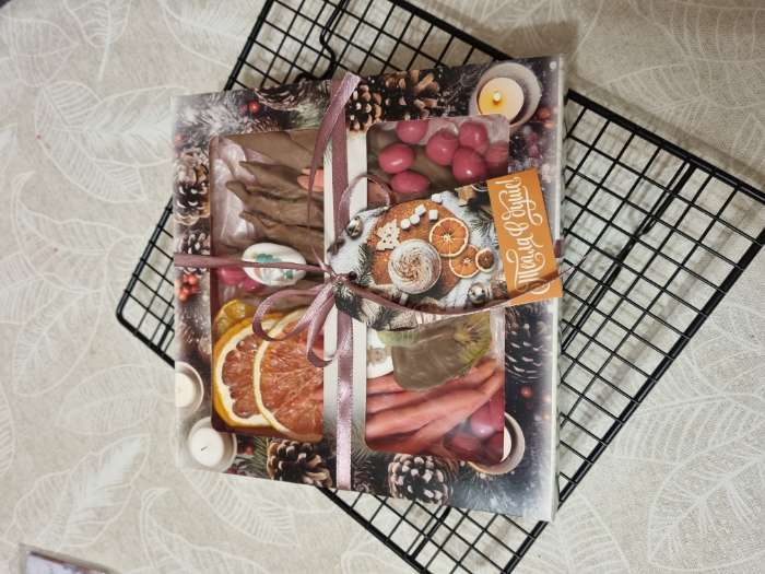 Фотография покупателя товара Коробка под 8 конфет и шоколад «С Новым годом!», 17.5×17.5×3.5 см - Фото 3