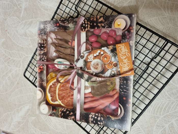 Фотография покупателя товара Коробка под 8 конфет и шоколад «С Новым годом!», 17.5×17.5×3.5 см - Фото 4