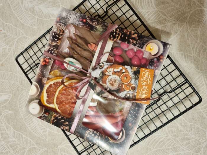 Фотография покупателя товара Коробка под 8 конфет и шоколад «С Новым годом!», 17.5×17.5×3.5 см - Фото 1