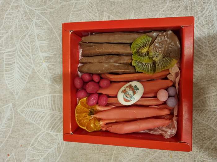 Фотография покупателя товара Коробка под 8 конфет и шоколадки, 17.7×17.7×3.8 см - Фото 3