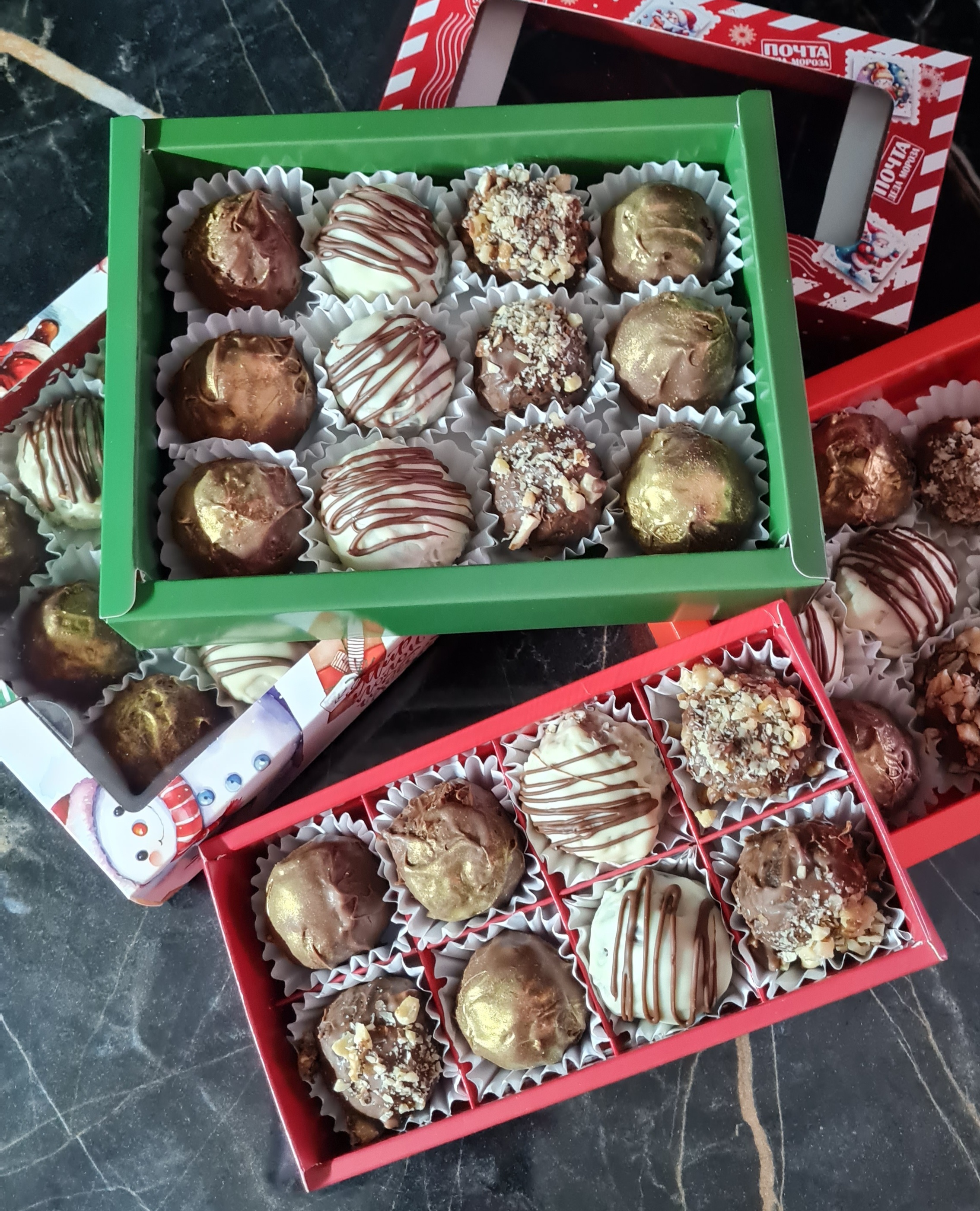 Фотография покупателя товара Новогодняя коробка - упаковка для конфет 12 шт. «Новогодний пингвин», 19×14.5×3.5 см - Фото 11