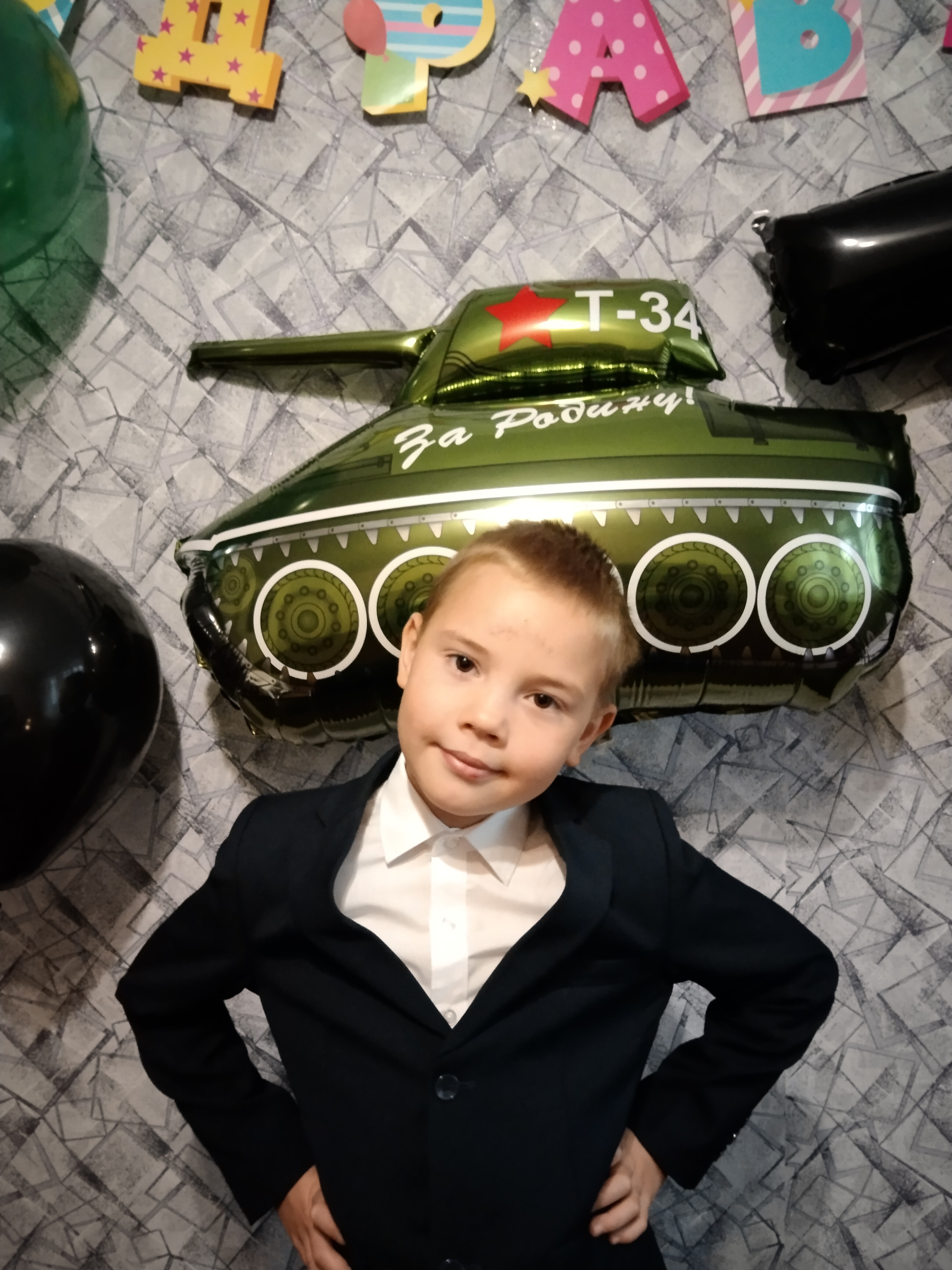 Фотография покупателя товара Букет из шаров «С праздником! Танк», набор 5 шт., цвет зелёный, чёрный - Фото 1