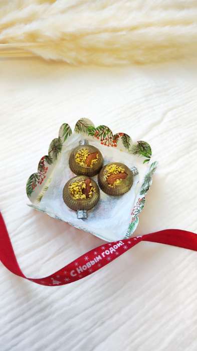 Фотография покупателя товара Коробка для печенья «Сундучок с подарками», 9×9×3 см, Новый год - Фото 3