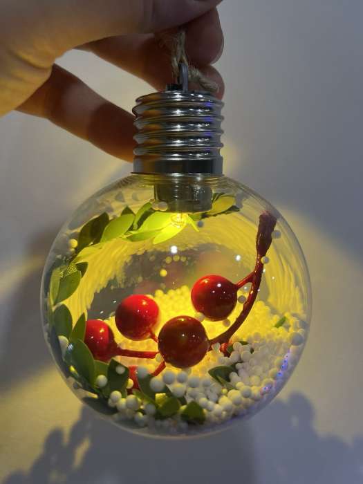 Фотография покупателя товара Ёлочный шар «Еловая ветка», 1 LED, от батареек, свечение тёплое белое - Фото 1