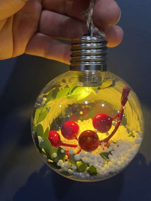 Фотография покупателя товара Ёлочный шар «Еловая ветка», 1 LED, от батареек, свечение тёплое белое - Фото 2