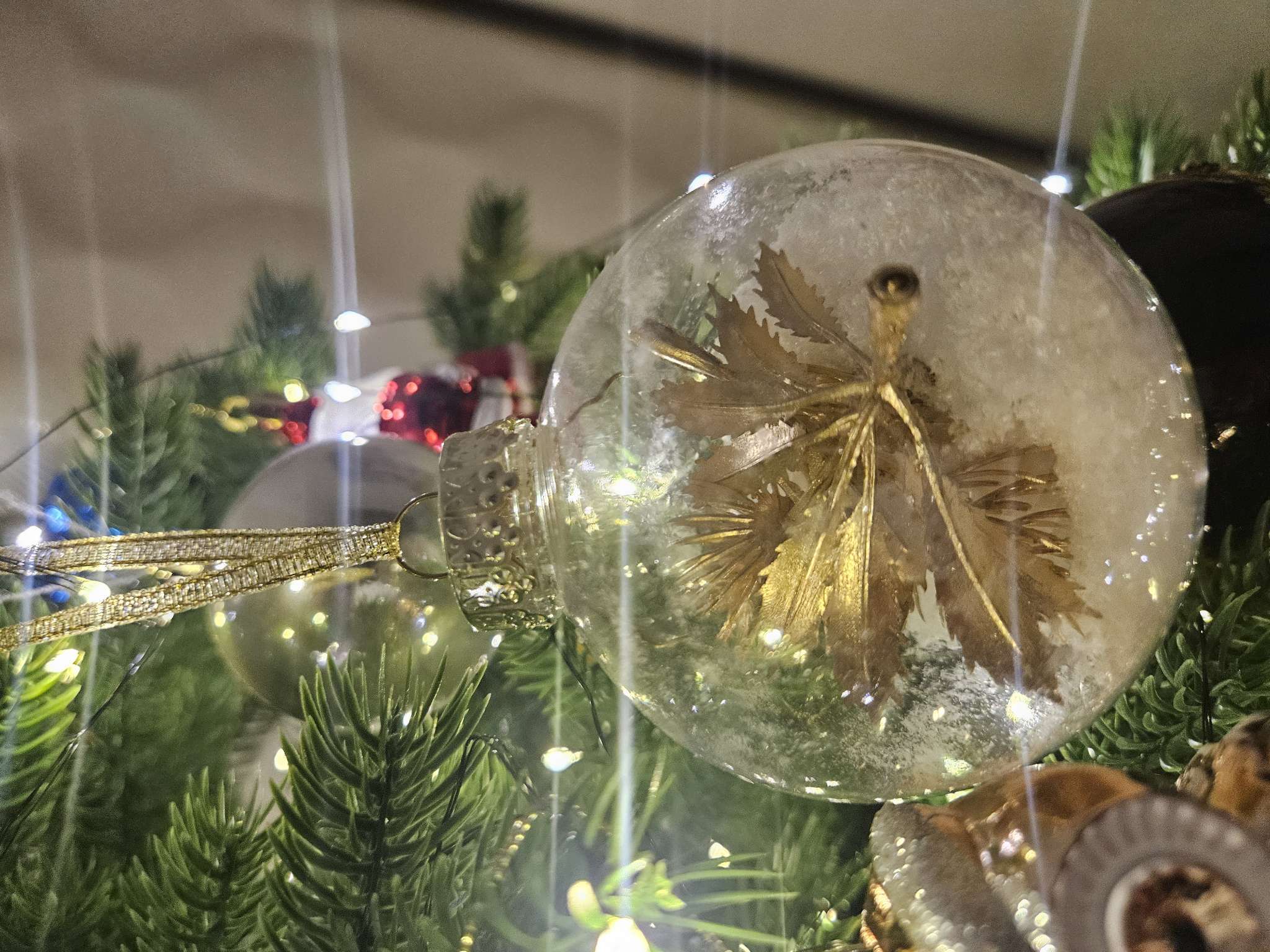 Фотография покупателя товара Ёлочные игрушки «Фиеста», шары новогодние, d=8 см, набор 2 шт., снежок листочки, золото - Фото 2