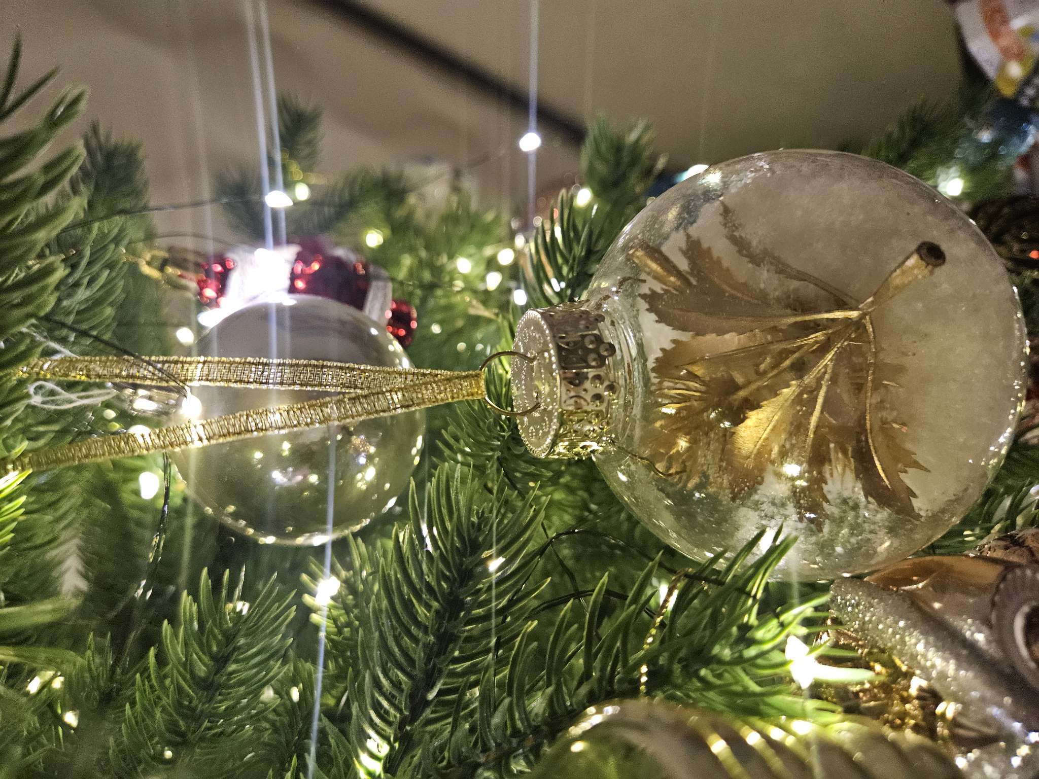 Фотография покупателя товара Ёлочные игрушки «Фиеста», шары новогодние, d=8 см, набор 2 шт., снежок листочки, золото - Фото 1