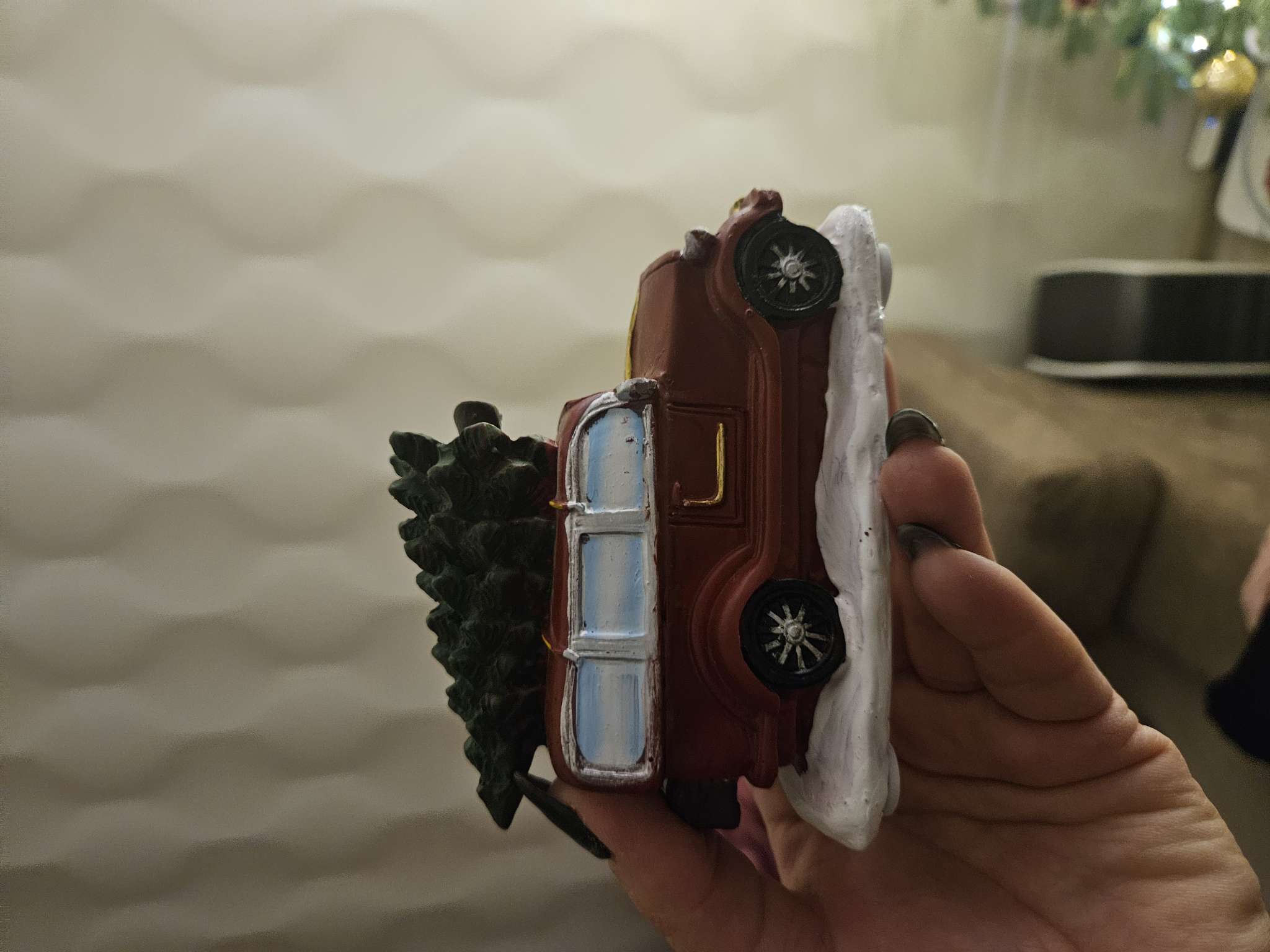 Фотография покупателя товара Светодиодная фигура «Автомобиль с ёлкой», батарейки AG10×3 ( в комплекте), свечение тёплое белое - Фото 2