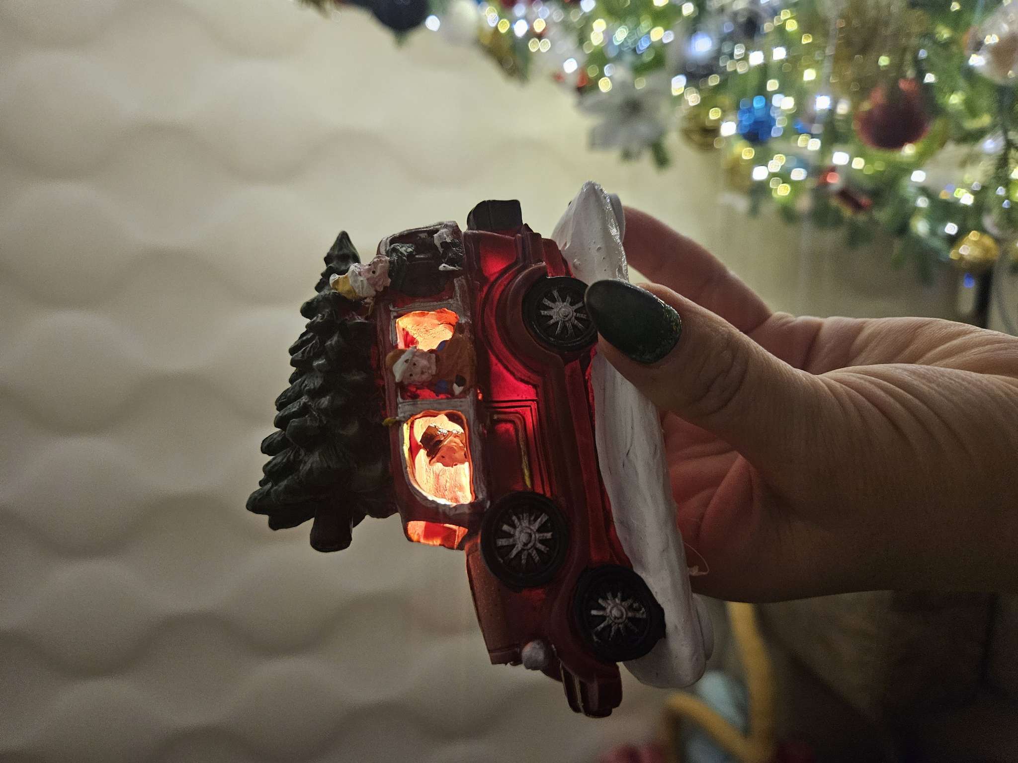 Фотография покупателя товара Светодиодная фигура «Автомобиль с ёлкой», батарейки AG10×3 ( в комплекте), свечение тёплое белое - Фото 3