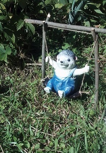 Фотография покупателя товара Садовая фигура "Ежик на качелях" 18 см - Фото 2