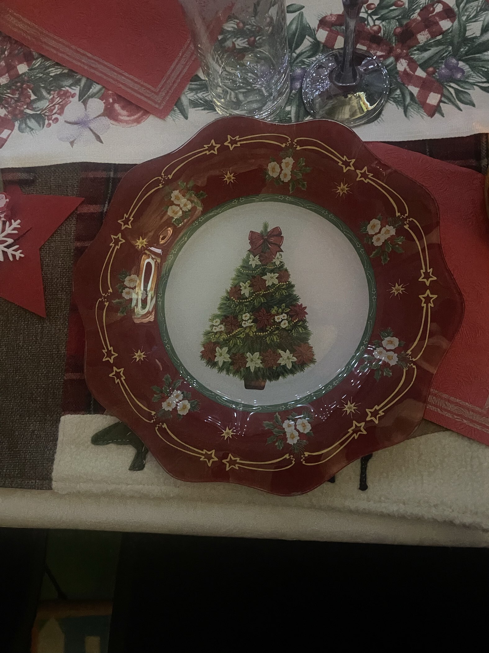 Фотография покупателя товара Десертная тарелка Доляна «Новогодняя ель», d=20.5 см, стекло, красная - Фото 1