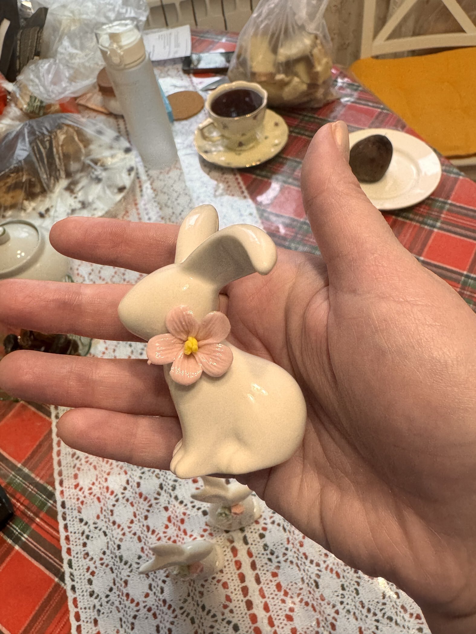 Фотография покупателя товара Фигурка керамика «Крольчонок с розовым цветочком», 6.8×4.8×7.9 см - Фото 2