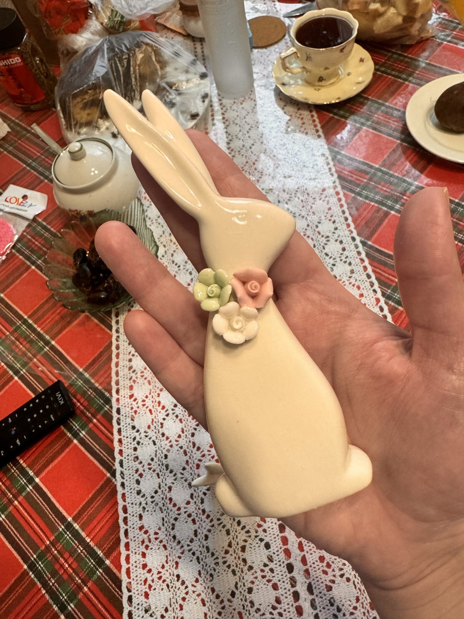 Фотография покупателя товара Фигурка керамика «Крольчонок с розовым цветочком», 6.8×4.8×7.9 см - Фото 3