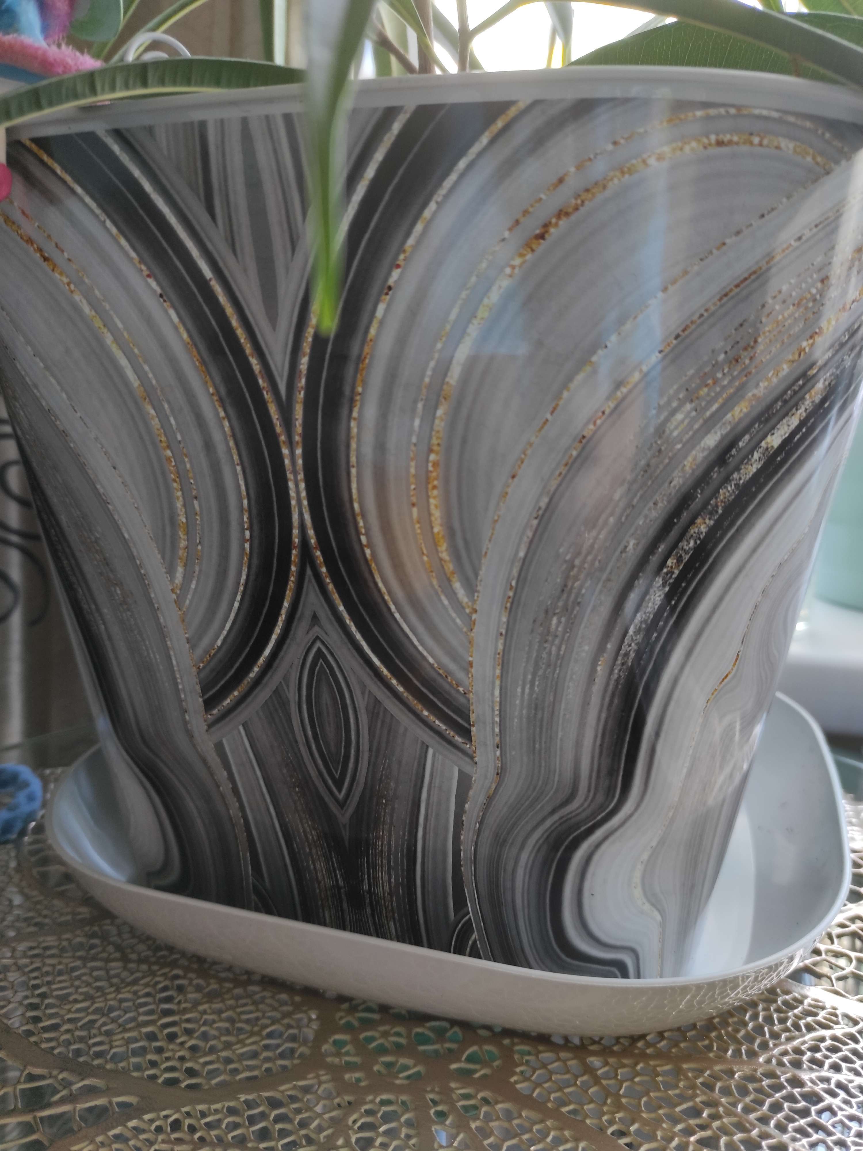 Фотография покупателя товара Горшок с поддоном «Мрамор», 2,5 л, цвет светло-серый - Фото 6