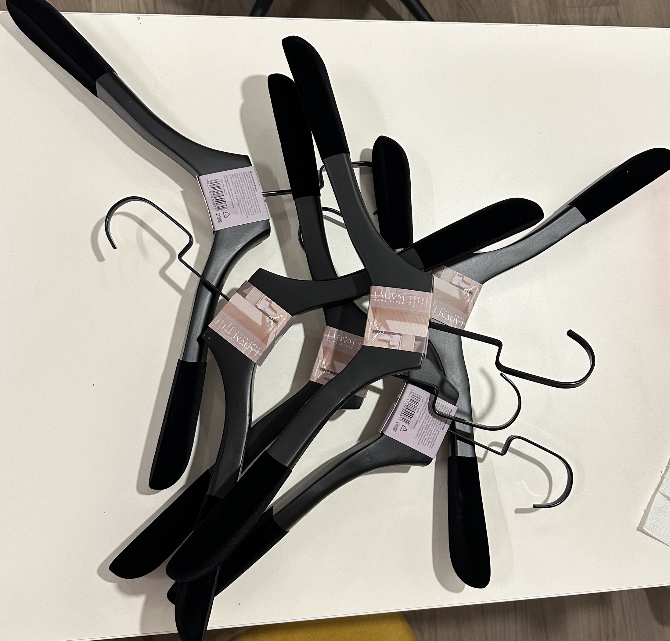 Фотография покупателя товара Плечики - вешалка для одежды LaDо́m Black Lotus, 45×4.5×29 см, деревянная, длинный крюк, широкие плечики - Фото 1