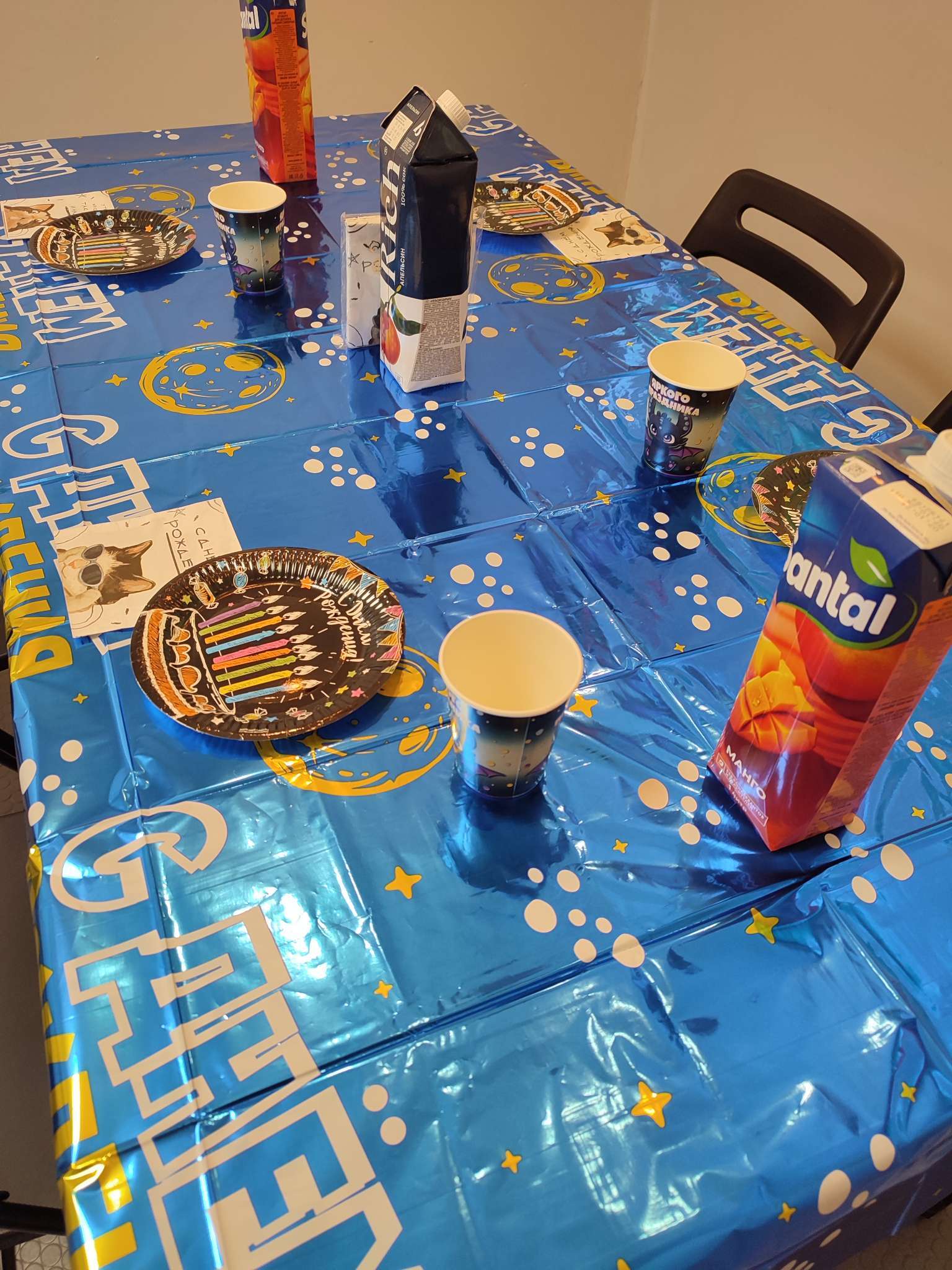 Фотография покупателя товара Скатерть одноразовая 182*137 "С днём рождения" космонавт, фольга - Фото 3