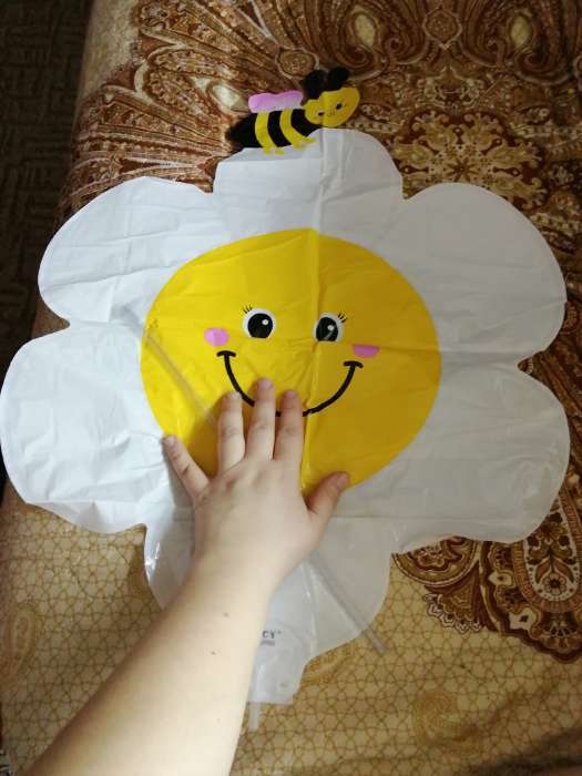 Фотография покупателя товара Воздушный шар полимерный 16" «Ромашка белая с пчёлкой», для палочки - Фото 3