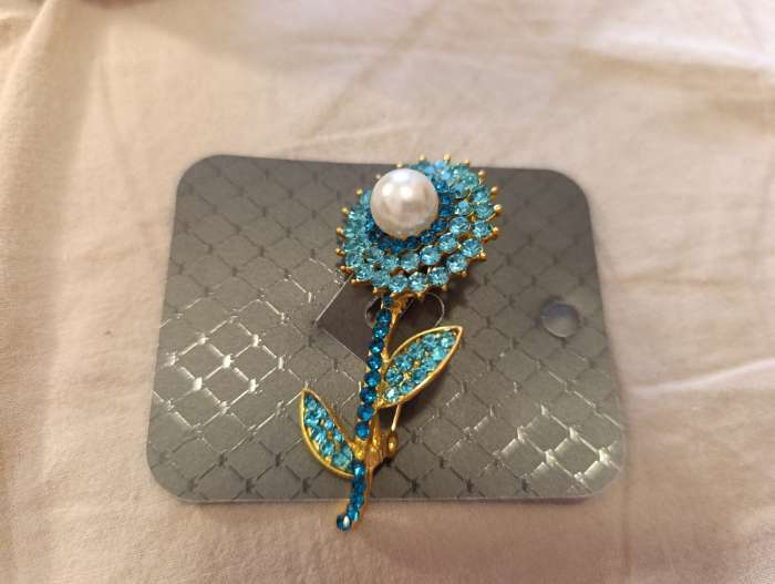 Фотография покупателя товара Брошь «Цветок» симпл с бусиной, цвет бело-морской в матовом золоте