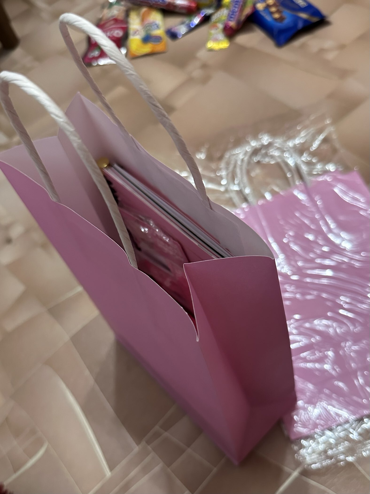 Фотография покупателя товара Пакет крафт черный, круглая ручка, 15×21×8 см, 120 г - Фото 4