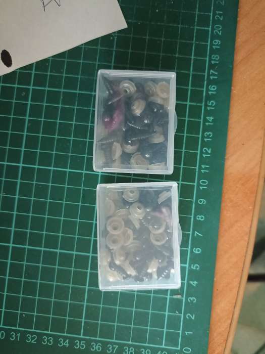 Фотография покупателя товара Глаза винтовые с заглушками, набор 50 шт., размер 1 шт. — 0.6 см, цвет чёрный - Фото 2