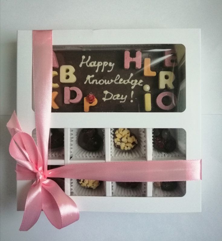 Фотография покупателя товара Коробка под 8 конфет + шоколад, с окном, алая, 17,7 х 17,85 х 3,85 см - Фото 24