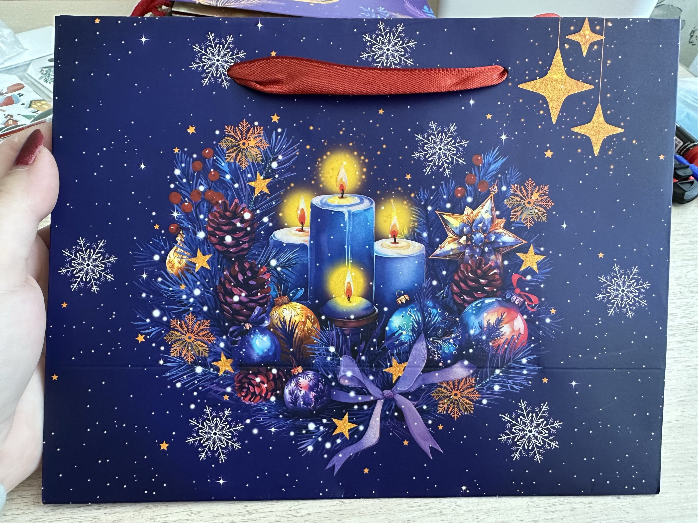 Фотография покупателя товара Пакет подарочный новогодний ламинированный «Ёлки», 23×17.8×9.8 см - Фото 3