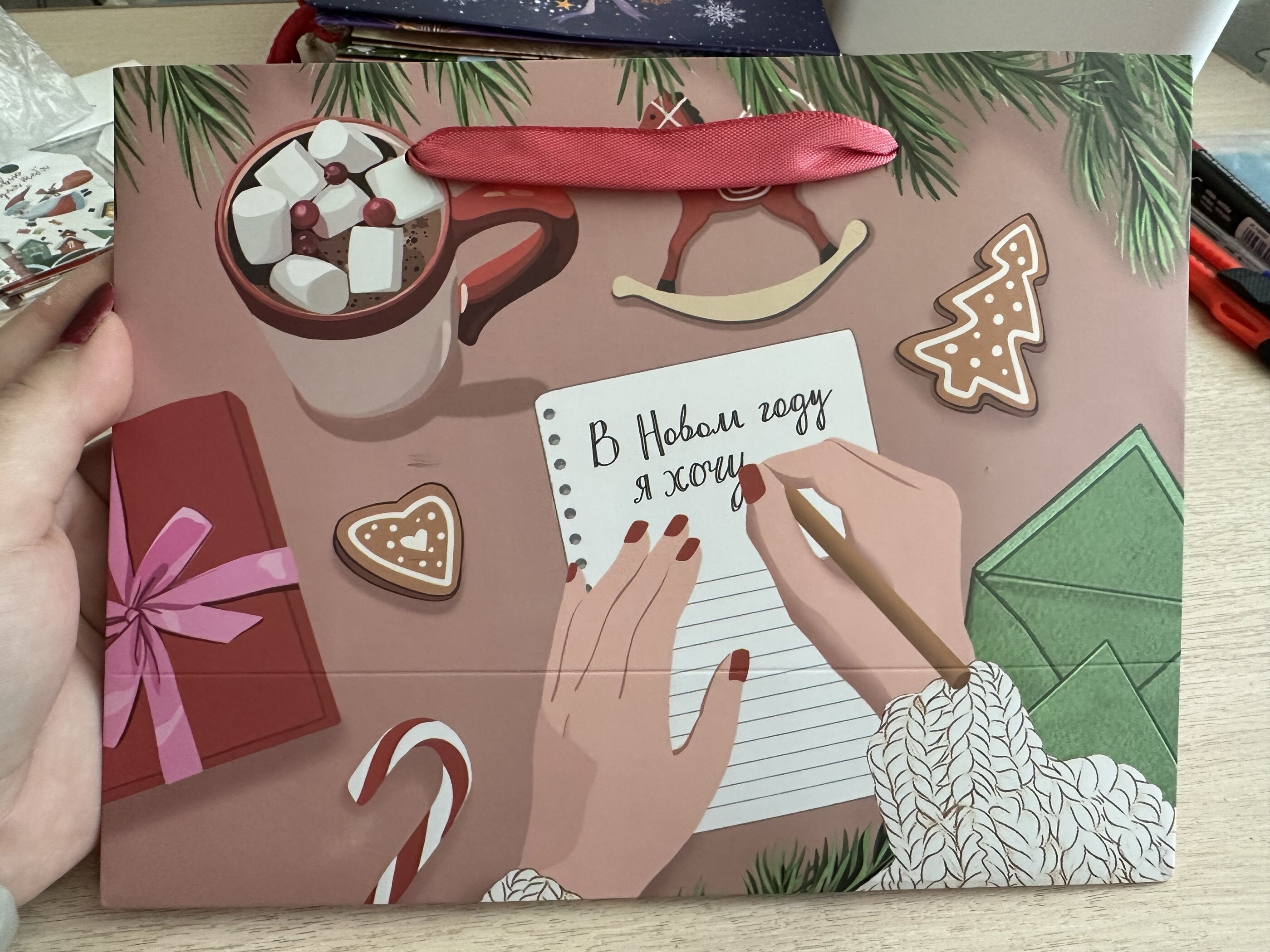 Фотография покупателя товара Пакет подарочный новогодний ламинированный «Ёлки», 23×17.8×9.8 см - Фото 2