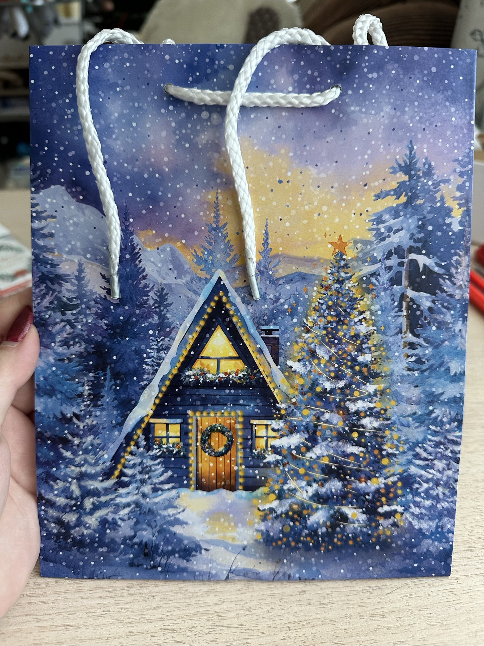 Фотография покупателя товара Пакет подарочный новогодний ламинированный «Новогоднее украшение», 18×22.3×10 см - Фото 2