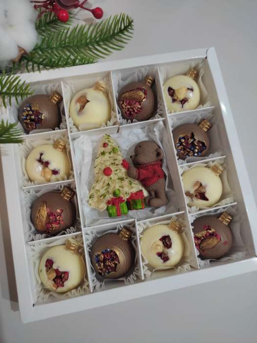 Фотография покупателя товара Форма для шоколада новогодняя Доляна «Шар», силикон, 15×15×2 см, 6 ячеек d=3.7 см, цвет красный - Фото 2