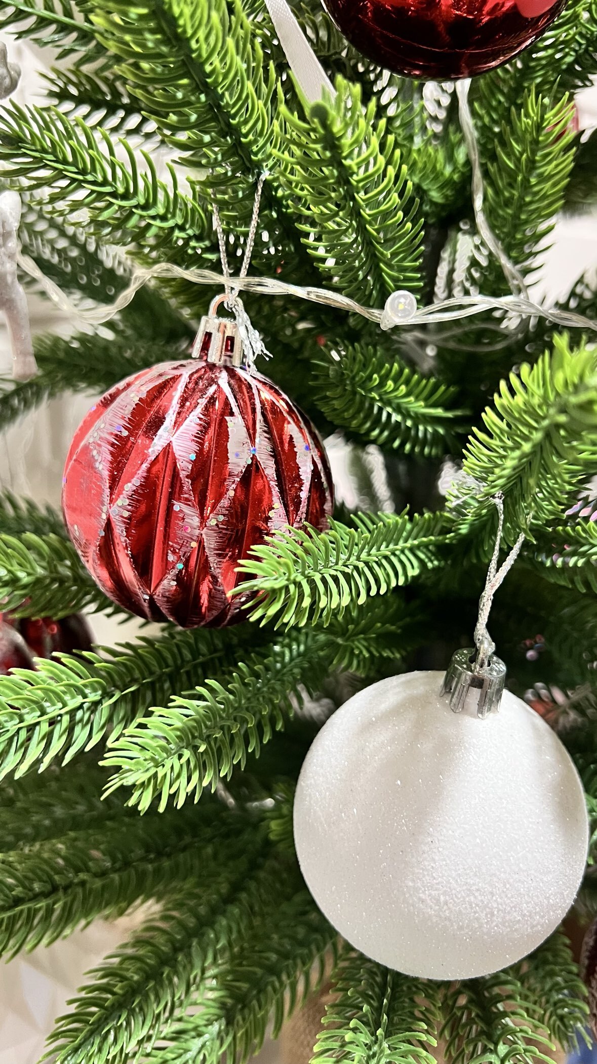 Фотография покупателя товара Ёлочные игрушки «Гармония», шары новогодние, d=5.5 см, 9 шт., грани, красный белый - Фото 2