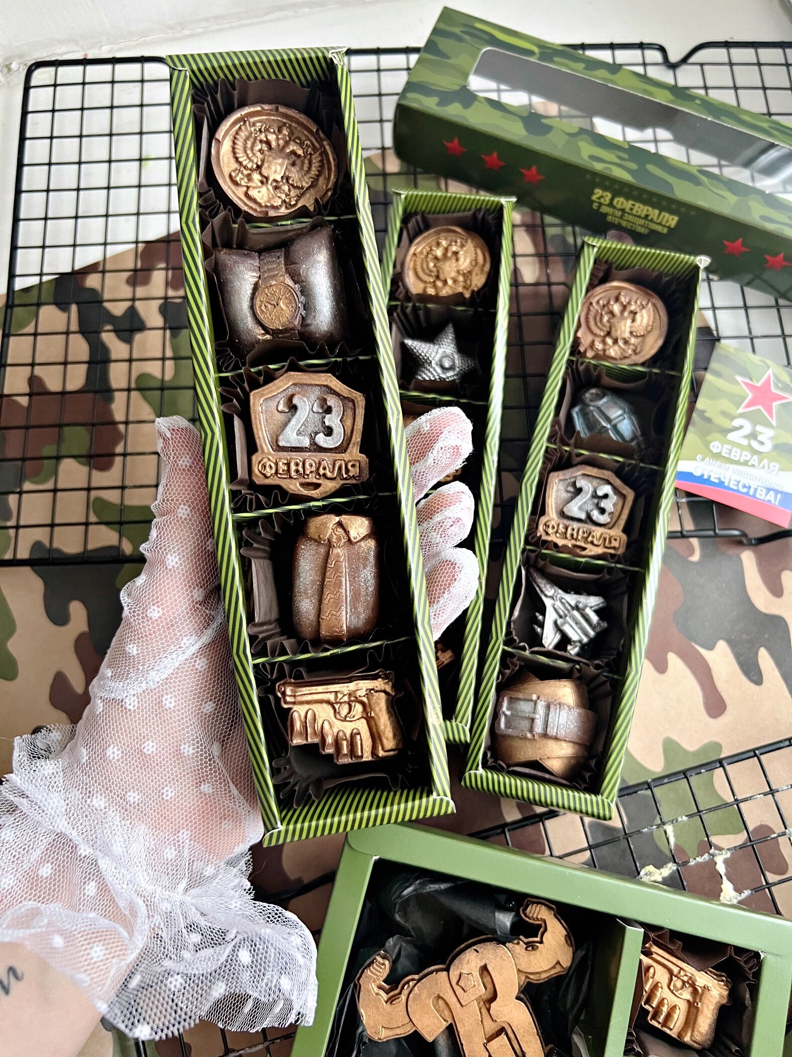 Фотография покупателя товара Коробка для 5 конфет с обечайкой, с окном «23 Февраля», 21×5×3.3 см - Фото 5