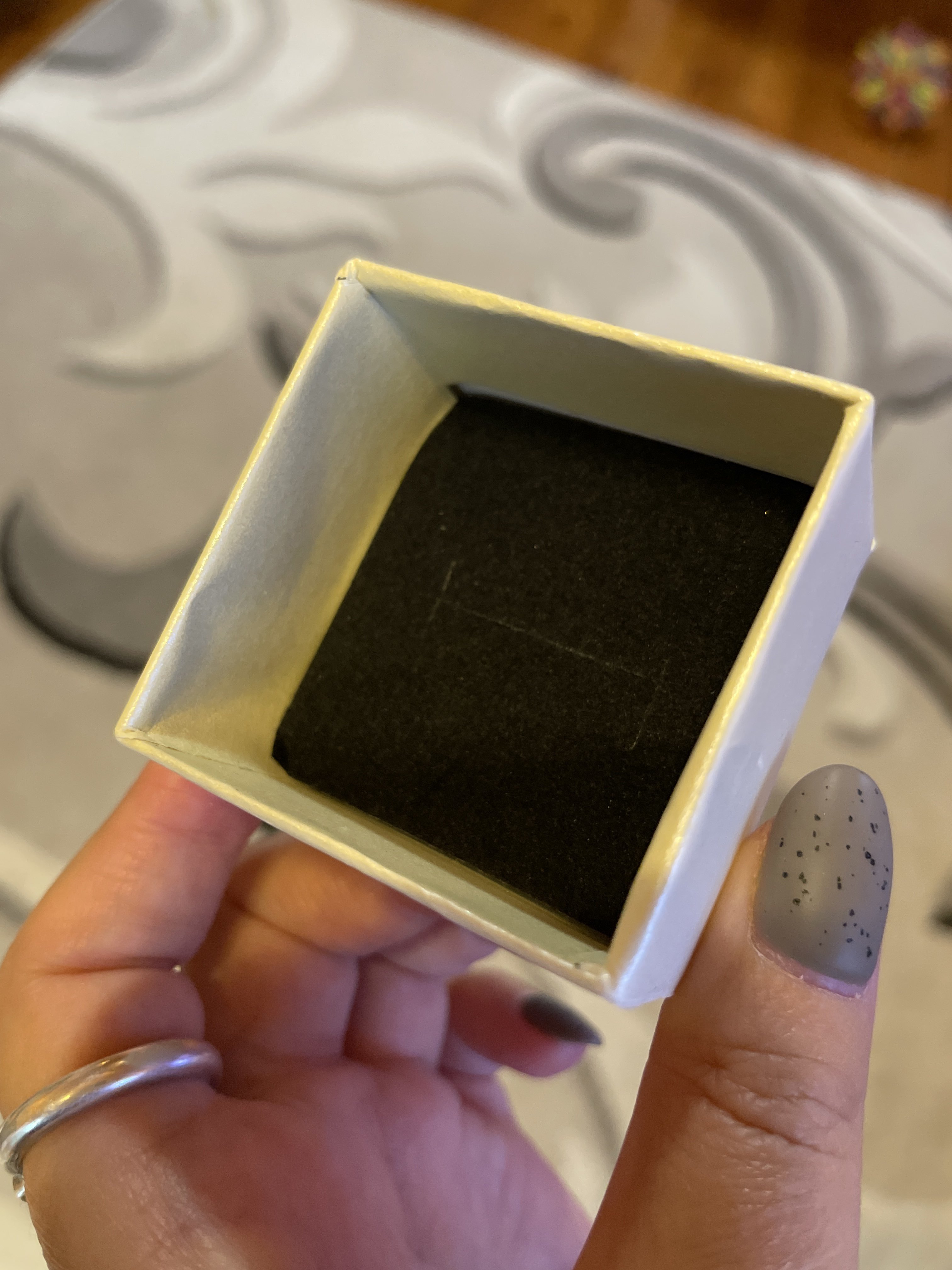 Фотография покупателя товара Коробочка подарочная под кольцо «Треугольники» блестящие, 5×5 (размер полезной части 4,5×4,5 см), цвет МИКС